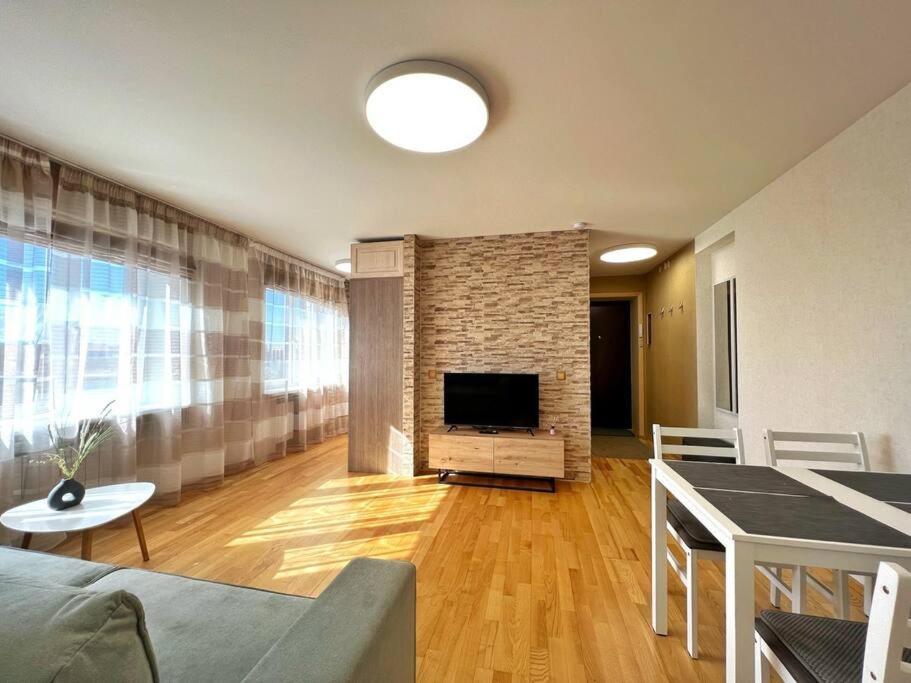 New Apartment With A View In The Town Center Narva Exterior foto